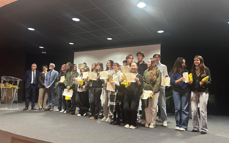 Remise des diplômes du Baccalauréat 2025 au Lycée Jean-Paul II avec les professeurs principaux et Michel Pellé parrain de la promotion.