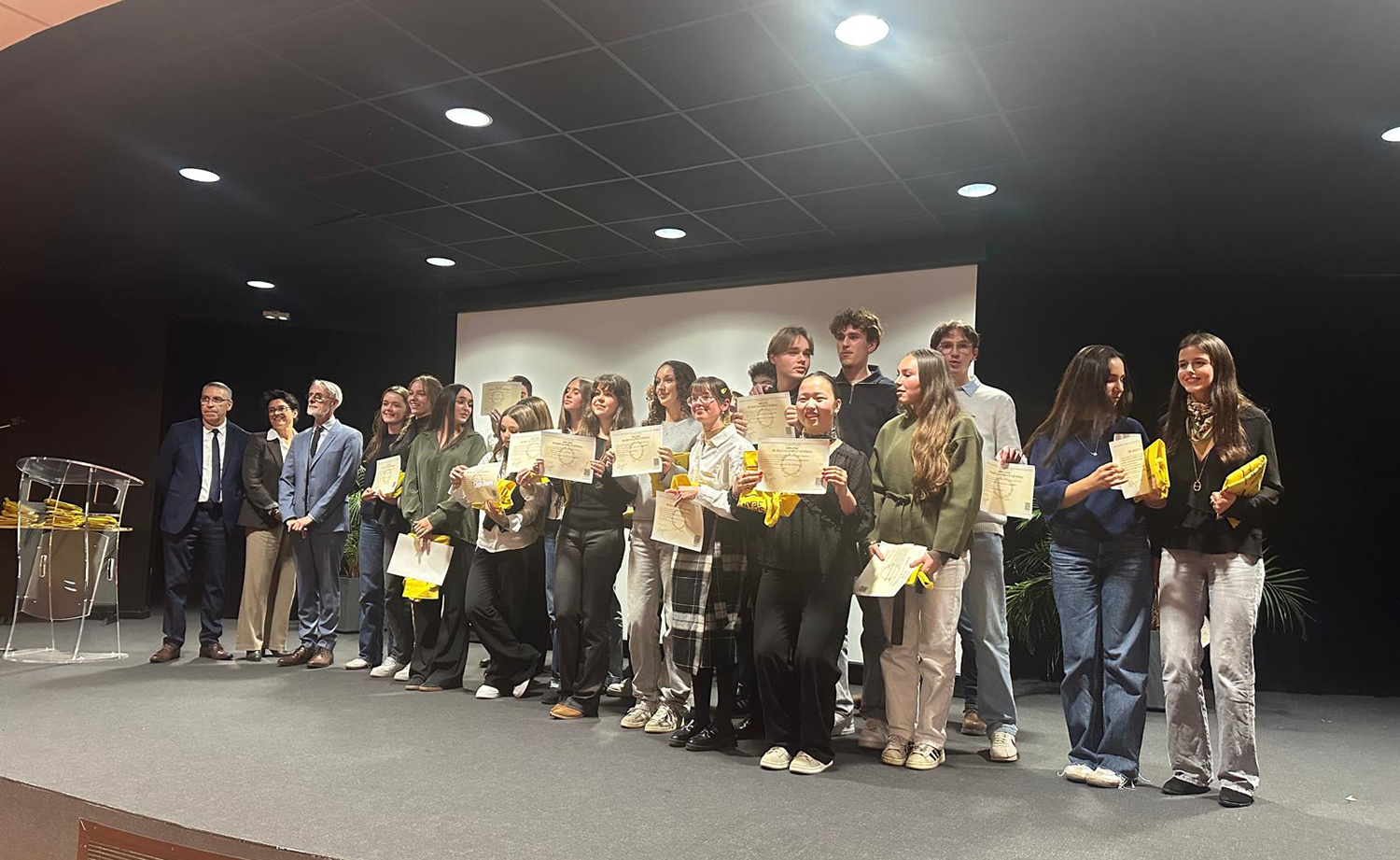 Remise des diplômes du Baccalauréat 2025 au Lycée Jean-Paul II avec les professeurs principaux et Michel Pellé parrain de la promotion.