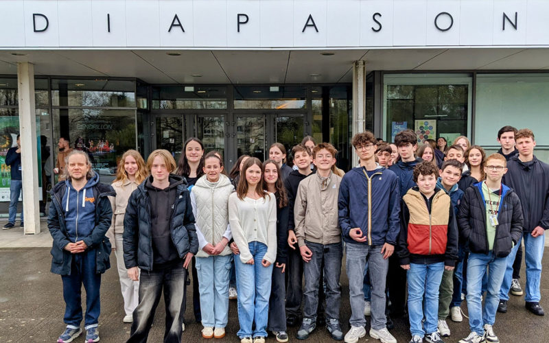 Élèves de 3ème C du Collège Immaculée avec Mme NOREL, chimiste chercheuse à l’Université de Rennes 1, lors du tournage de l’émission scientifique “L’Esprit Sorcier”.