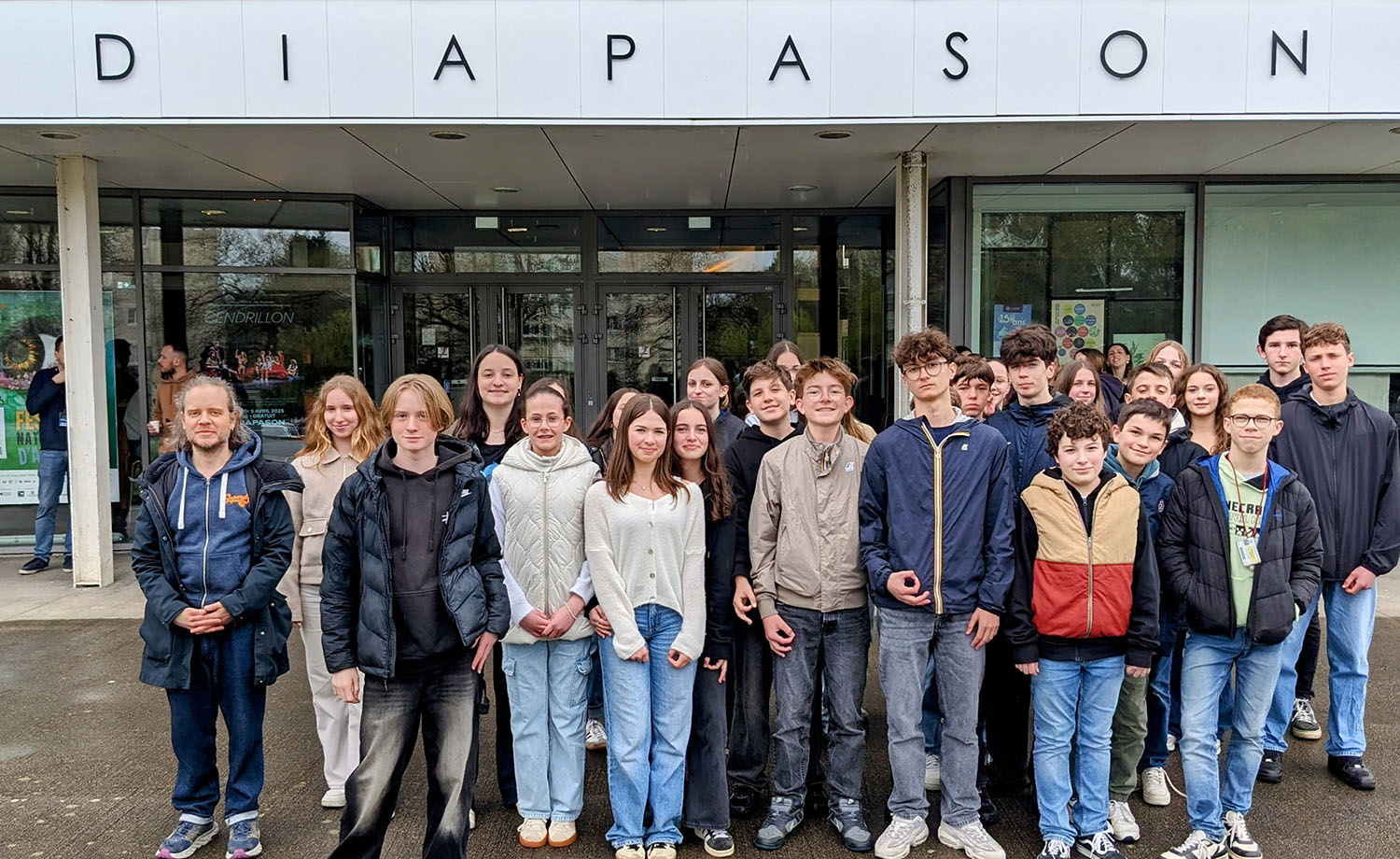 Élèves de 3ème C du Collège Immaculée avec Mme NOREL, chimiste chercheuse à l’Université de Rennes 1, lors du tournage de l’émission scientifique “L’Esprit Sorcier”.
