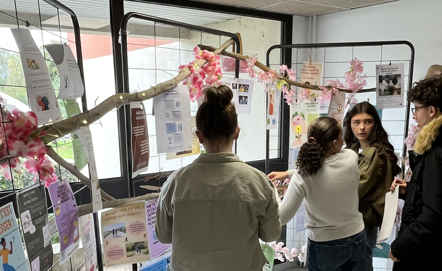 Élèves en Métiers de la Relation Client du Lycée de La Salle présentant leur stand zen et affiches sur la santé mentale pour la semaine de sensibilisation.