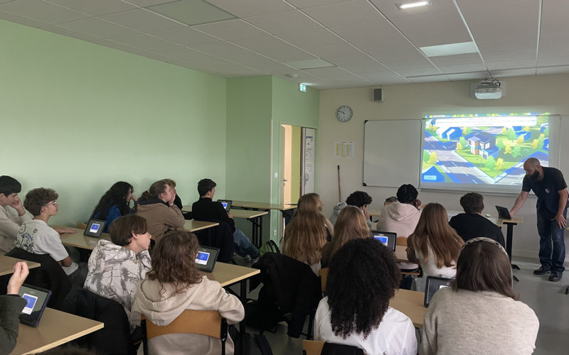 Élèves de Seconde du Lycée Jean-Paul II participant à l’atelier “Watt is Smart” avec l’Espace des Sciences de Rennes, utilisant des tablettes pour un jeu pédagogique sur la transition écologique.