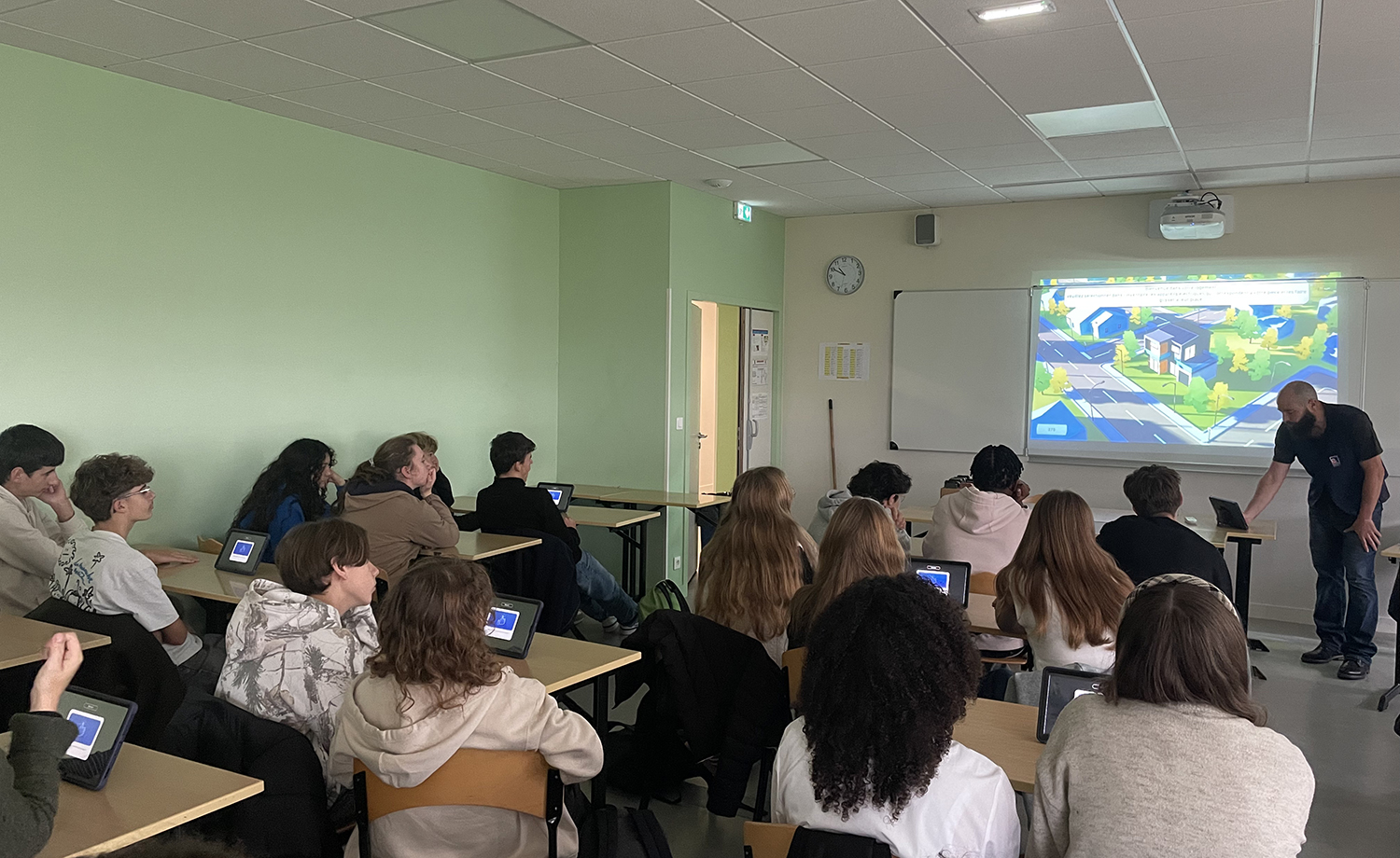 Élèves de Seconde du Lycée Jean-Paul II participant à l’atelier “Watt is Smart” avec l’Espace des Sciences de Rennes, utilisant des tablettes pour un jeu pédagogique sur la transition écologique.