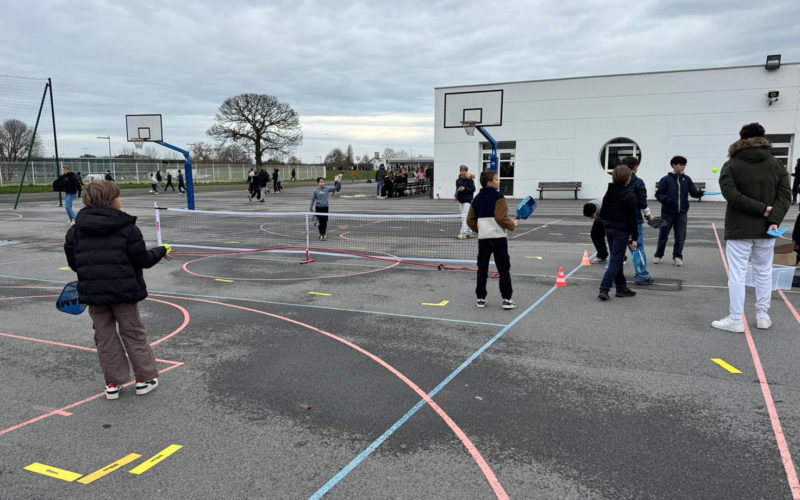Collégiens découvrant le pickleball avec Thibault JACK au Collège Immaculée.