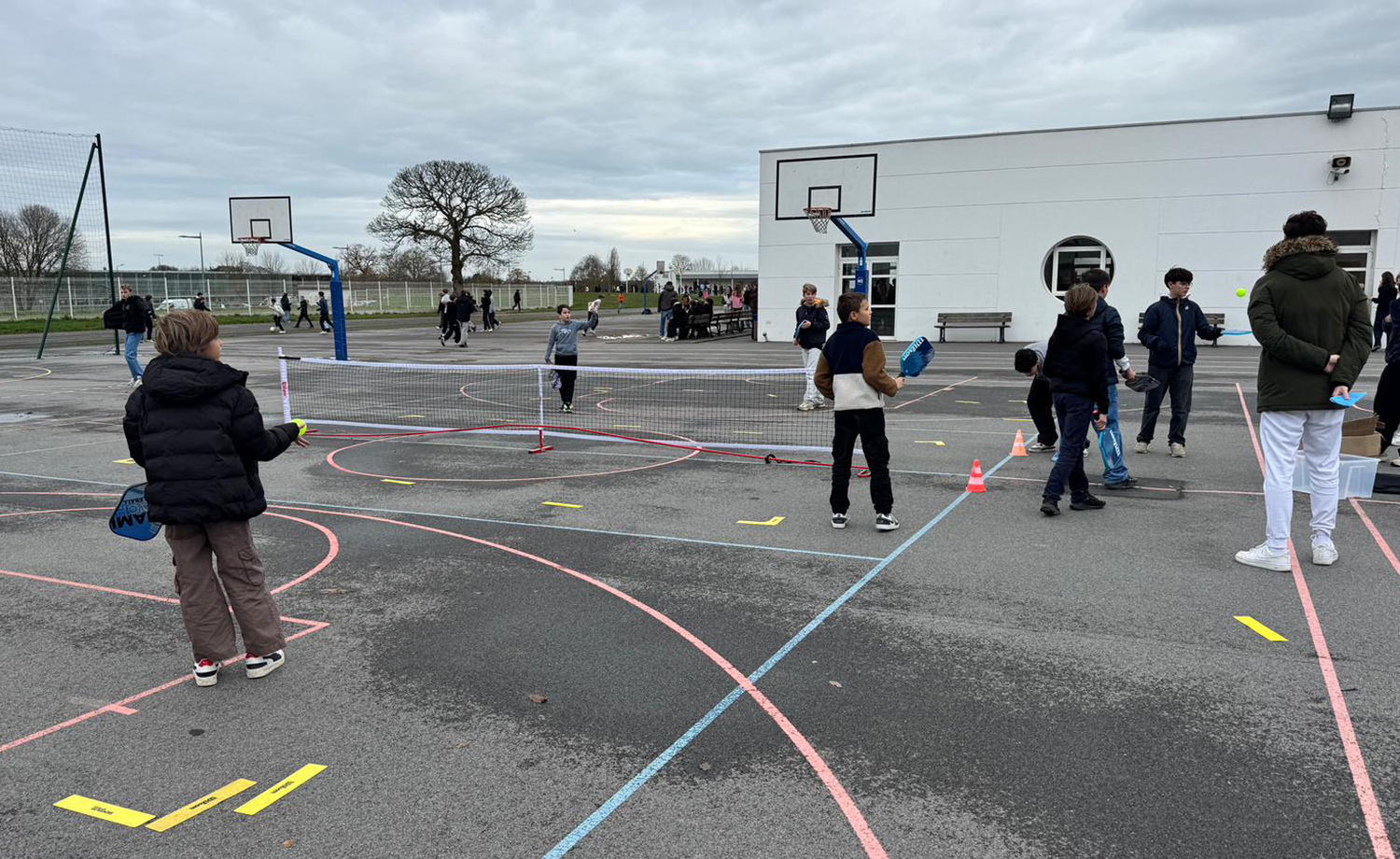 Collégiens découvrant le pickleball avec Thibault JACK au Collège Immaculée.
