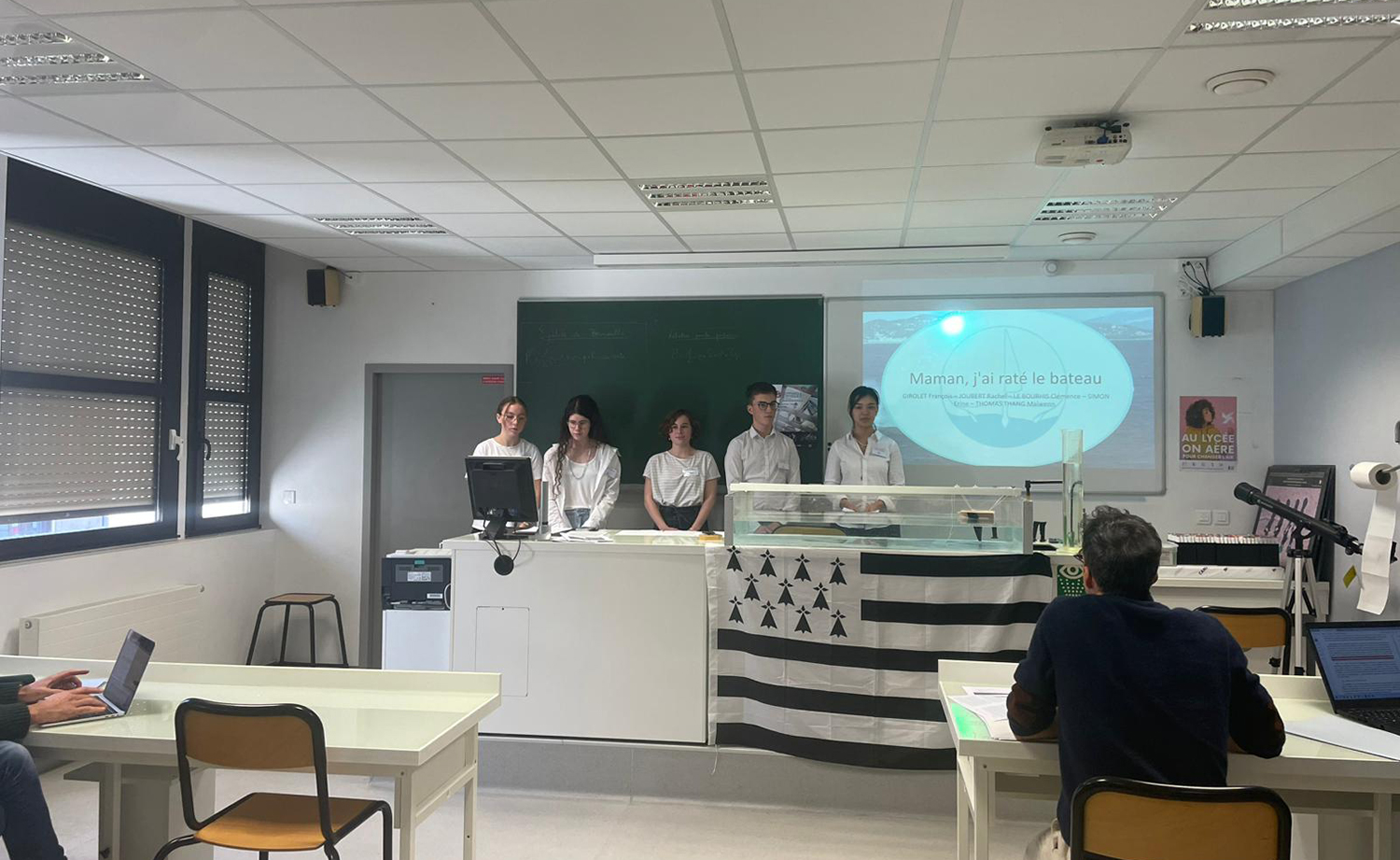 Élèves de Terminale du Lycée Jean-Paul II présentant leur projet d’hydroptère aux Olympiades de Physique à Angers.