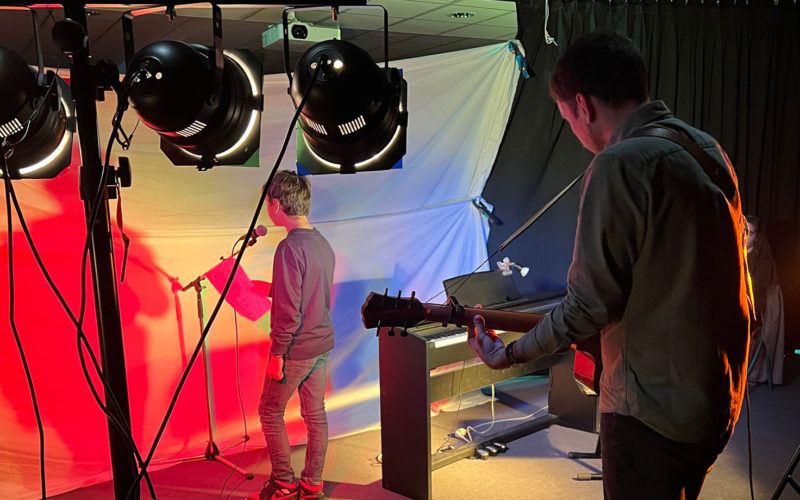 Élèves du Lycée Jean-Paul II et du Collège Immaculée interprétant des chansons lors de l’édition 2025 de The Voice dans un amphithéâtre plein.