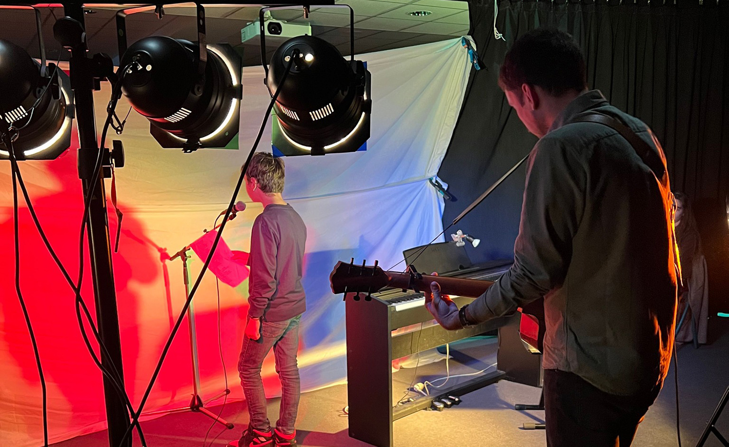 Élèves du Lycée Jean-Paul II et du Collège Immaculée interprétant des chansons lors de l’édition 2025 de The Voice dans un amphithéâtre plein.