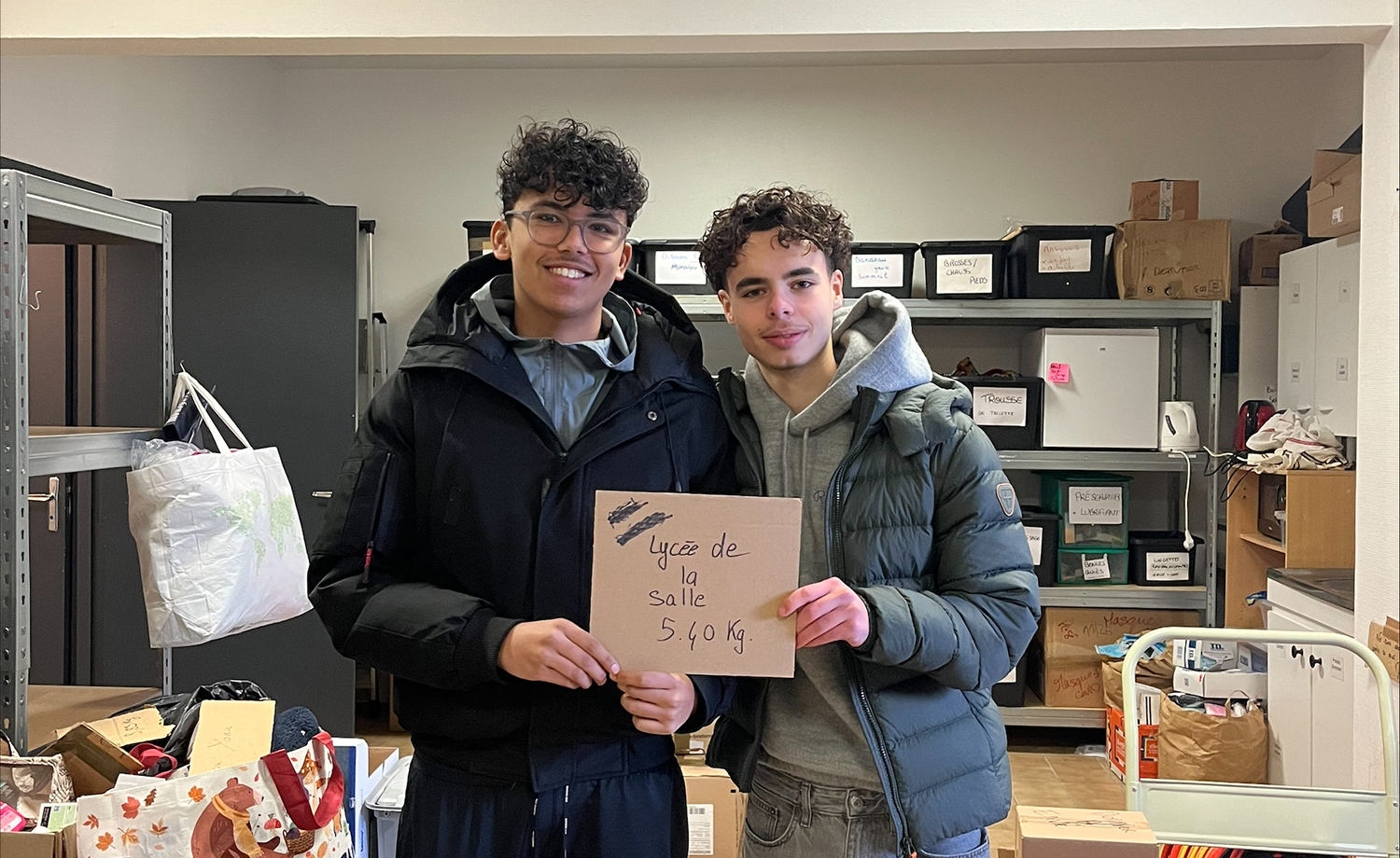 Tri et pesée des produits collectés par les élèves de Première STMG du Lycée de La Salle lors de la collecte solidaire.