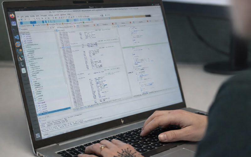 Portrait de Cloé PERRIN, ancienne élève du CFA de La Salle, diplômée en architectures systèmes, réseaux et sécurité informatique.