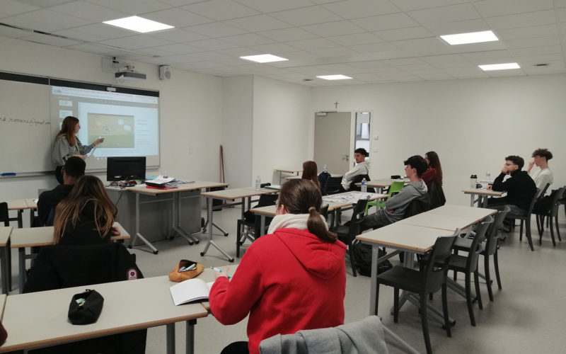 Intervention de la réalisatrice Romane Massard auprès des étudiants de BTS Assurance au Pôle Sup de La Salle lors d’un atelier vidéo et création audiovisuelle.