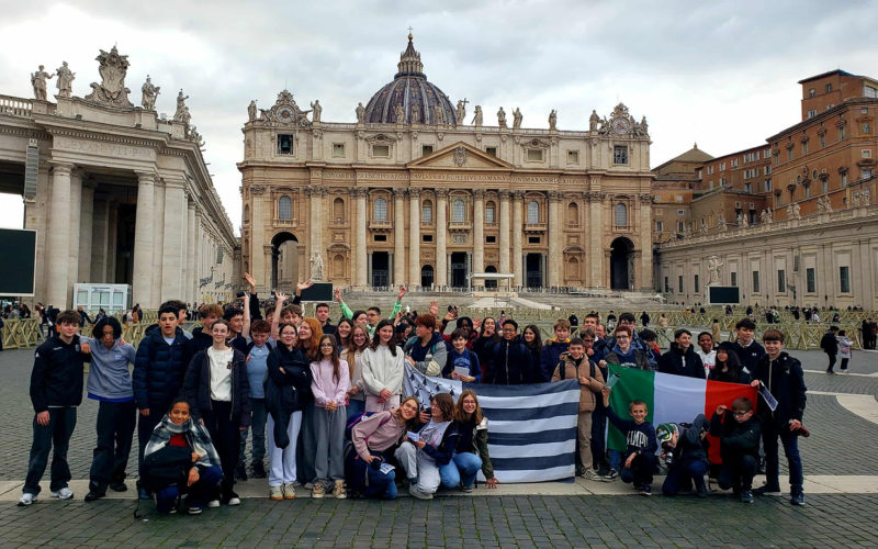 Groupe d’élèves devant la basilique Saint-Pierre au Vatican.