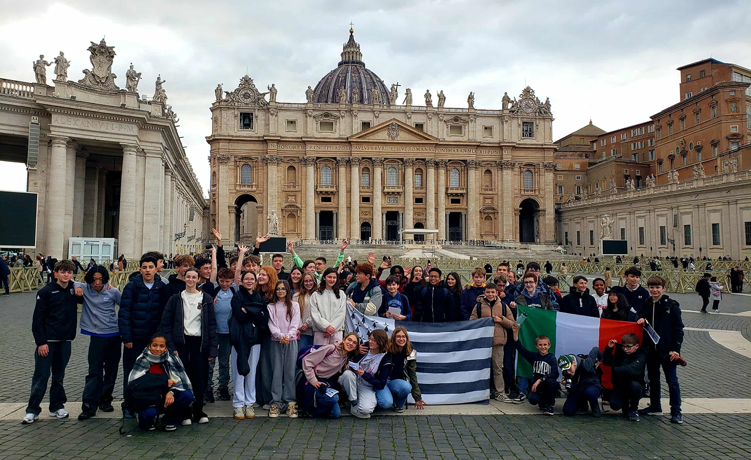 Groupe d’élèves devant la basilique Saint-Pierre au Vatican.