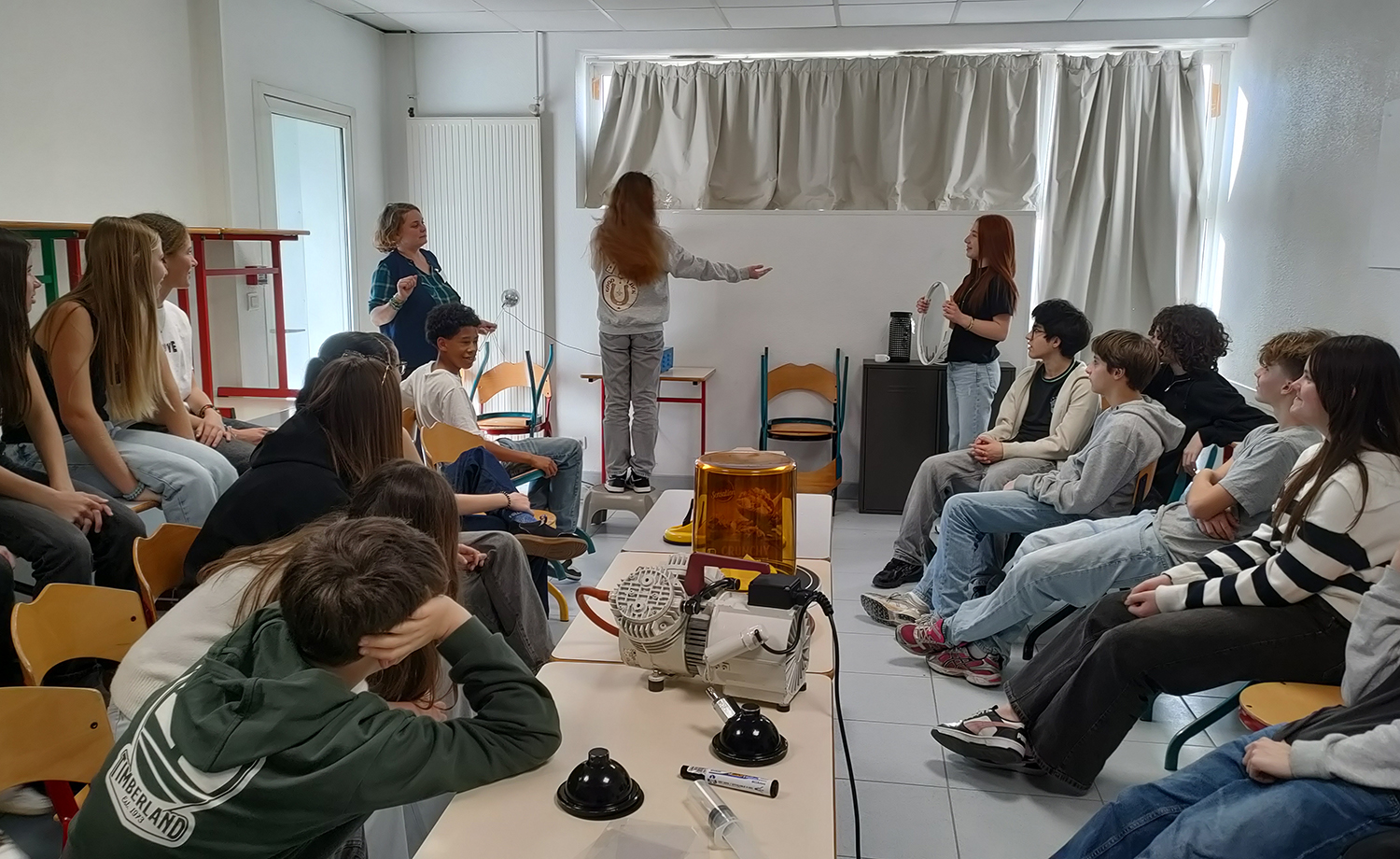 Élèves de 4e du Collège Immaculée participant à l’atelier scientifique « Apprentis chercheurs ».