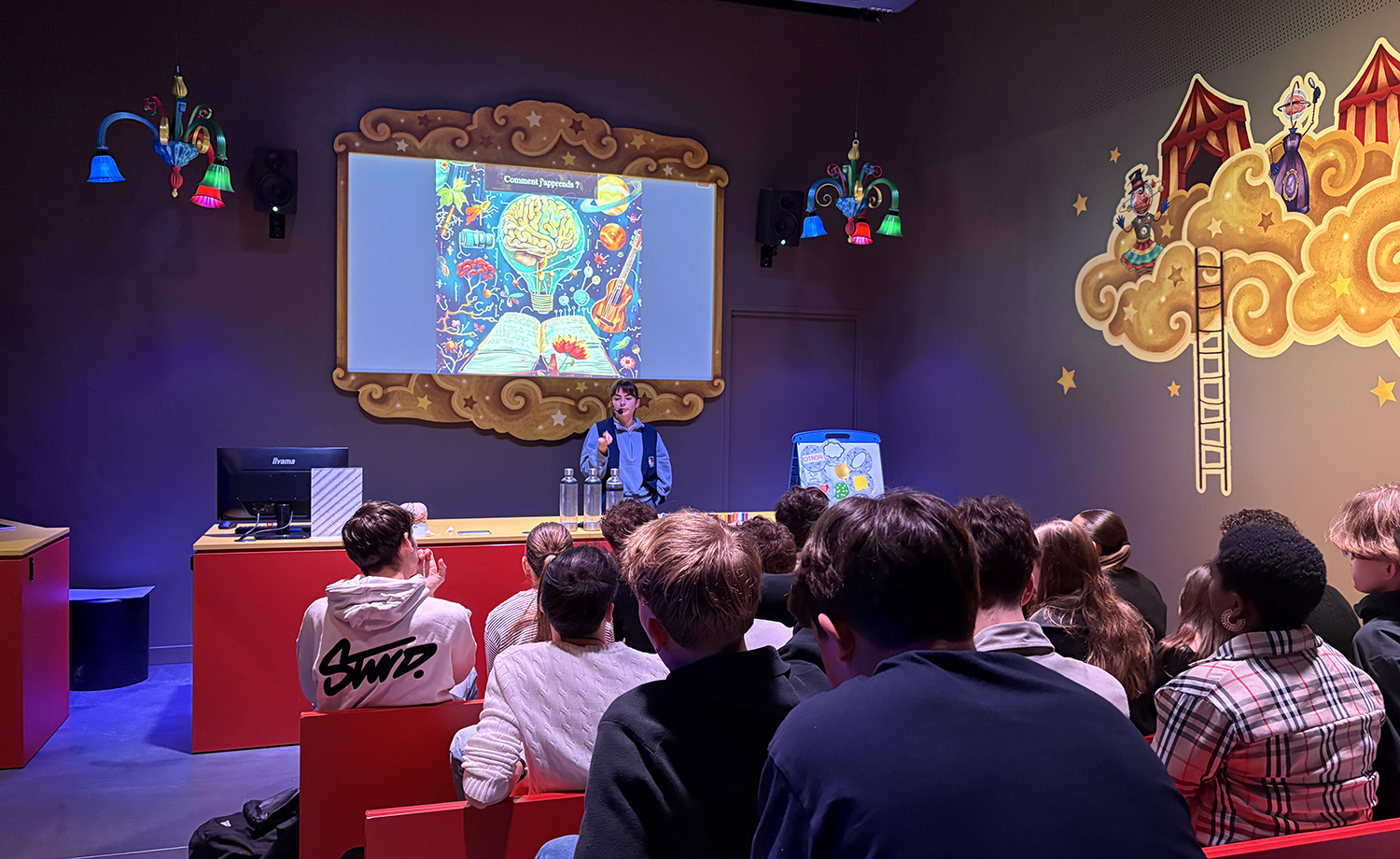 Étudiants de BTS NDRC du Pôle Sup La Salle découvrant l’exposition Incroyable Cerveau aux Champs Libres à Rennes.