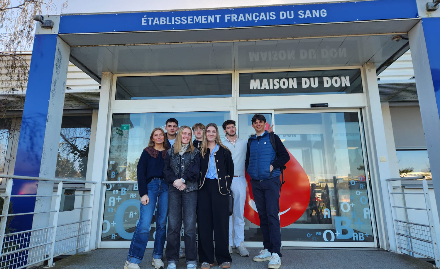 Étudiants du Pôle Sup La Salle à la Maison du Don pour une collecte de sang.