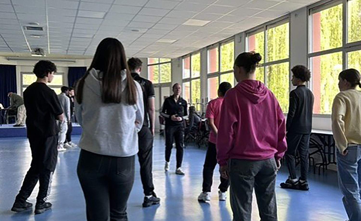 Élèves en atelier de danse hip-hop au lycée.
