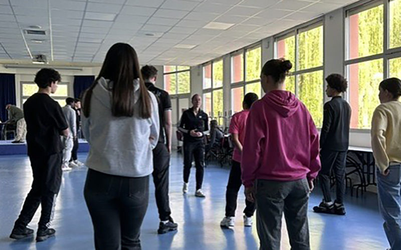 Élèves en atelier de danse hip-hop au lycée.