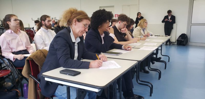 Concours d’éloquence avec jury et participants.
