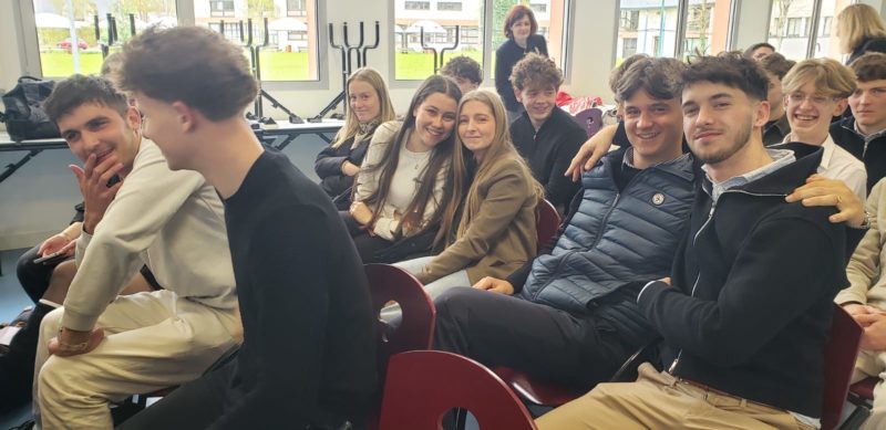 Groupe d’étudiants de BTS lors d’un événement d’éloquence.