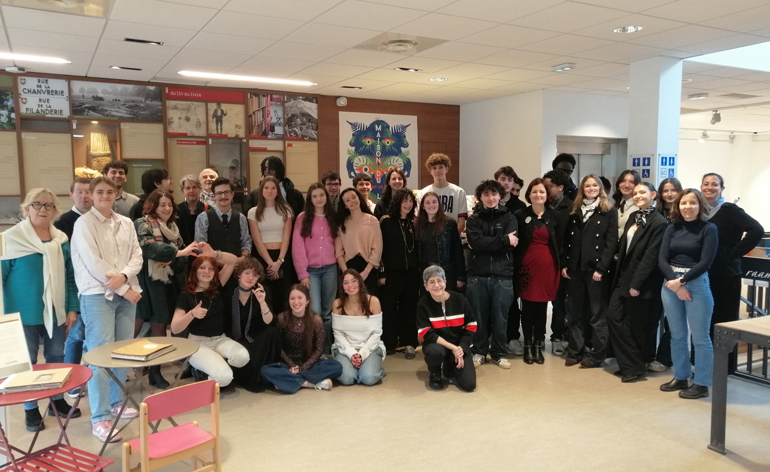 Élèves du Lycée de La Salle participant à un concours de lecture à haute voix à Bécherel.
