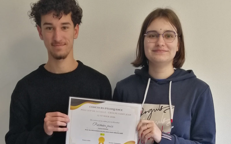 Étudiants de BTS participant à un concours d’éloquence en classe.