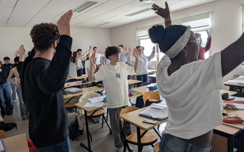Élèves dansant une danse bavaroise en cours de langue.