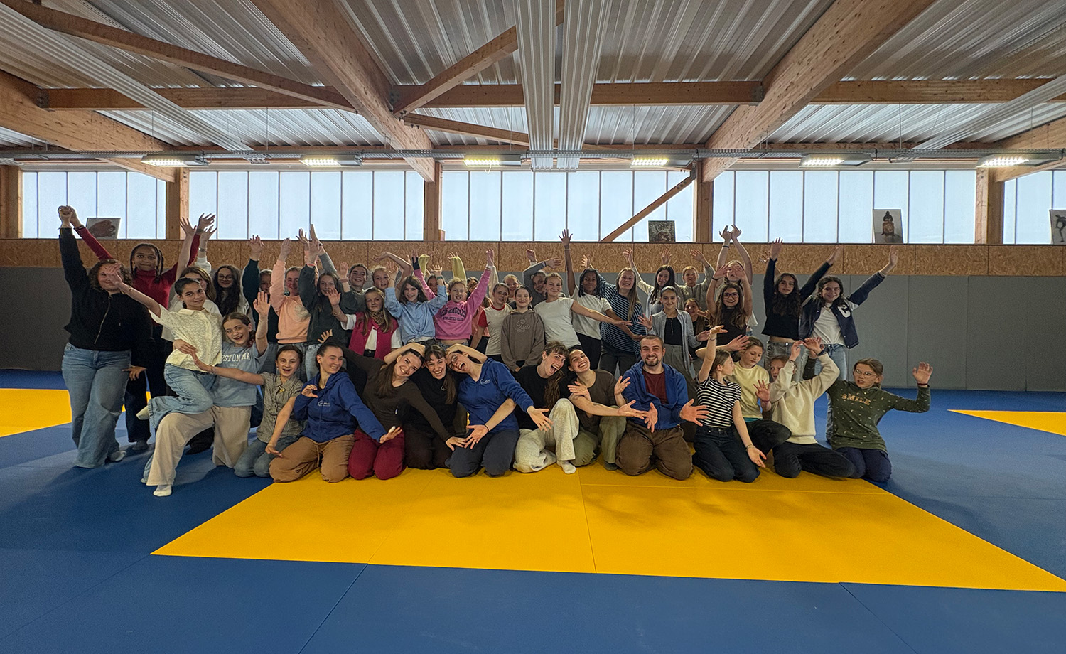 Rencontre entre des collégiens et des danseurs de Calabash Rennes.