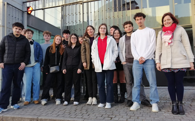 Étudiants de BTS Assurance du Pôle Sup de La Salle lors d’une sortie théâtre à Rennes autour de la pièce Terre Noire.