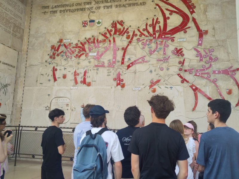 Élèves de Terminale du Lycée Jean-Paul II en visite au musée du Débarquement en 2026;