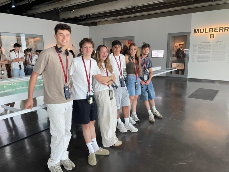 Groupe d’élèves découvrant des lieux de mémoire en Normandie au musée.