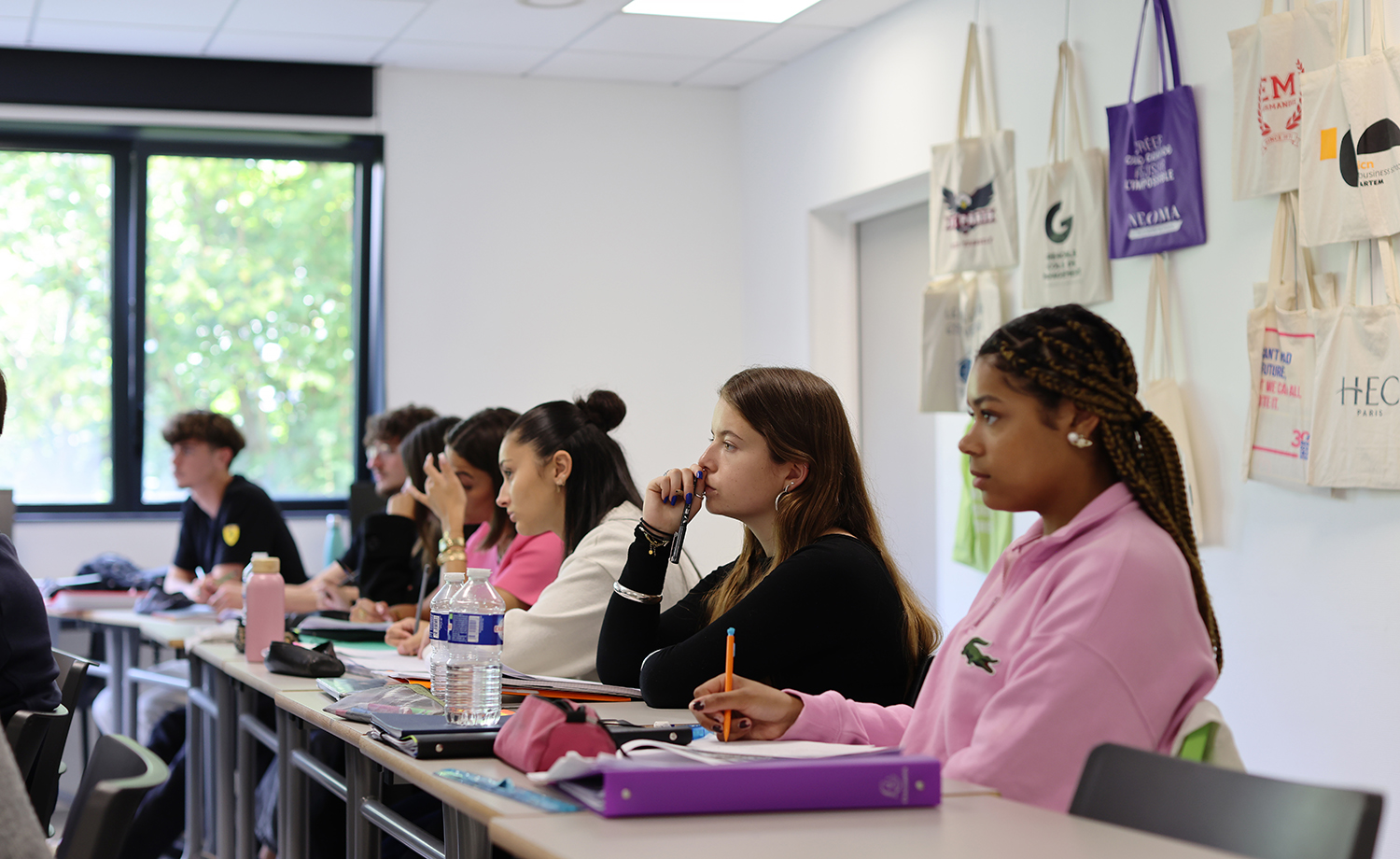 Élèves du Groupe Saint Jean attentifs en classe, illustrant un moment de cours dans un cadre scolaire dynamique et bienveillant.