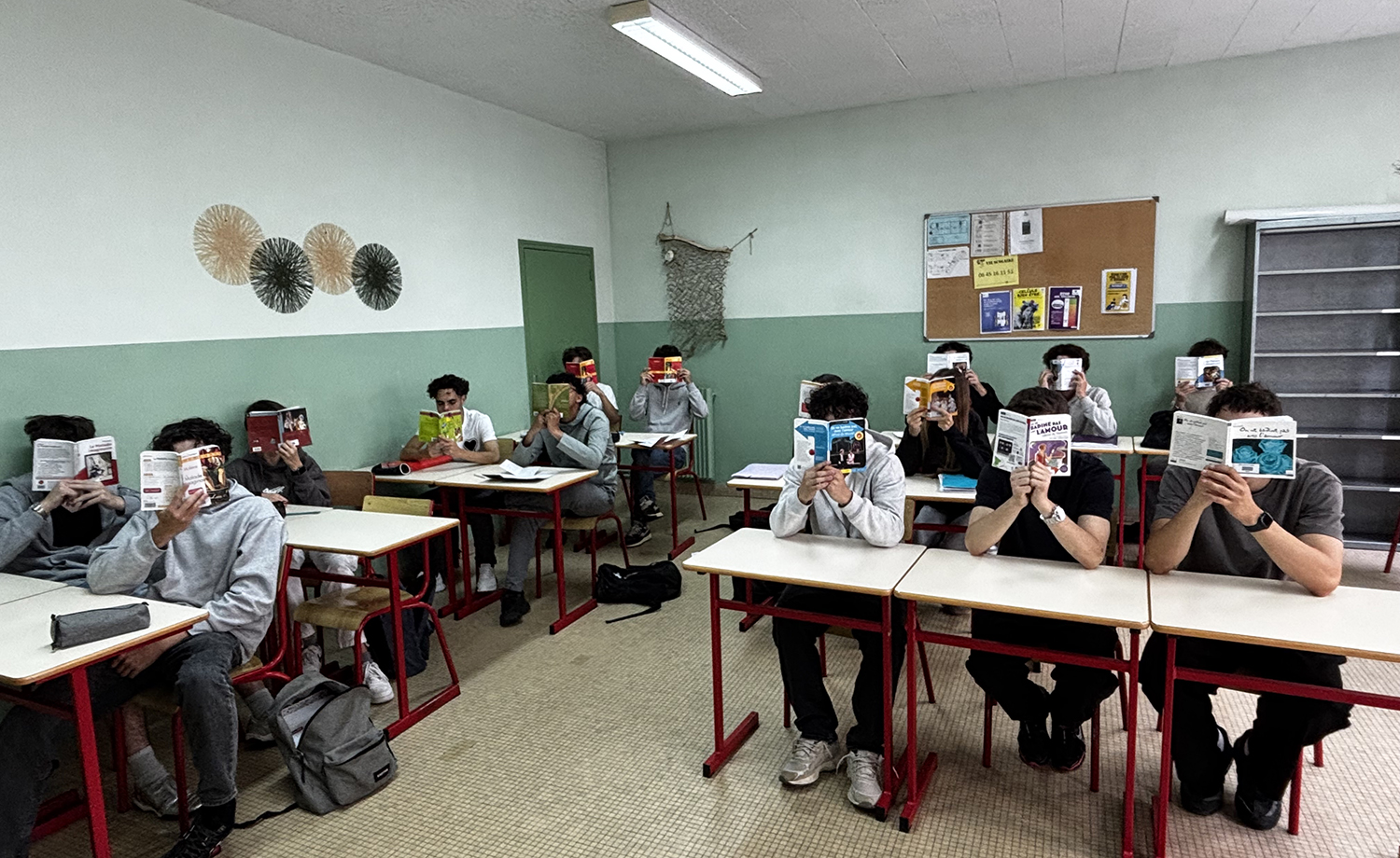 Intervention théâtrale de la compagnie Bis Itinéraire auprès des élèves de Première STMG du Lycée de La Salle à Rennes.