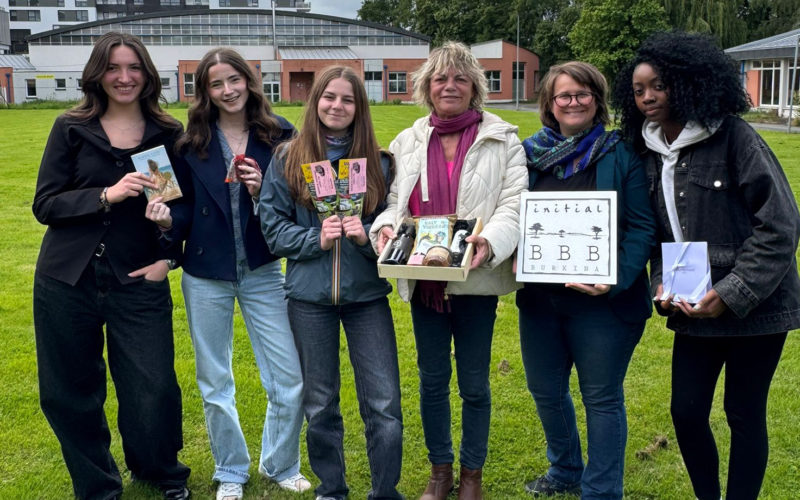 Remise des lots aux gagnants de la tombola organisée dans le cadre d'un projet pédagogique au Lycée de La Salle à Rennes.