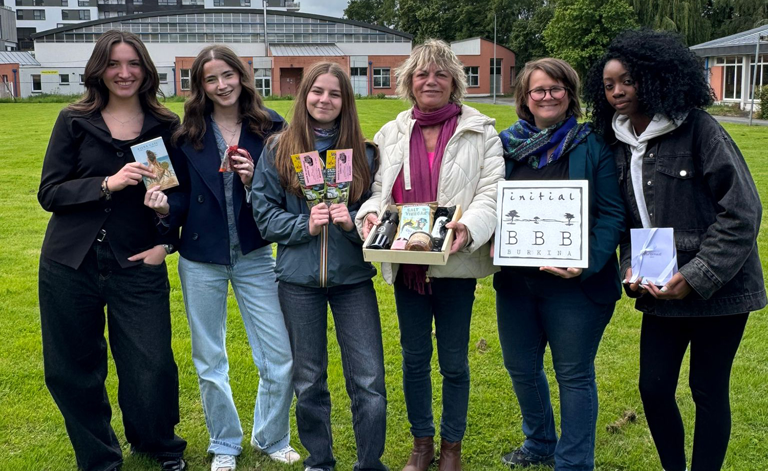 Remise des lots aux gagnants de la tombola organisée dans le cadre d'un projet pédagogique au Lycée de La Salle à Rennes.