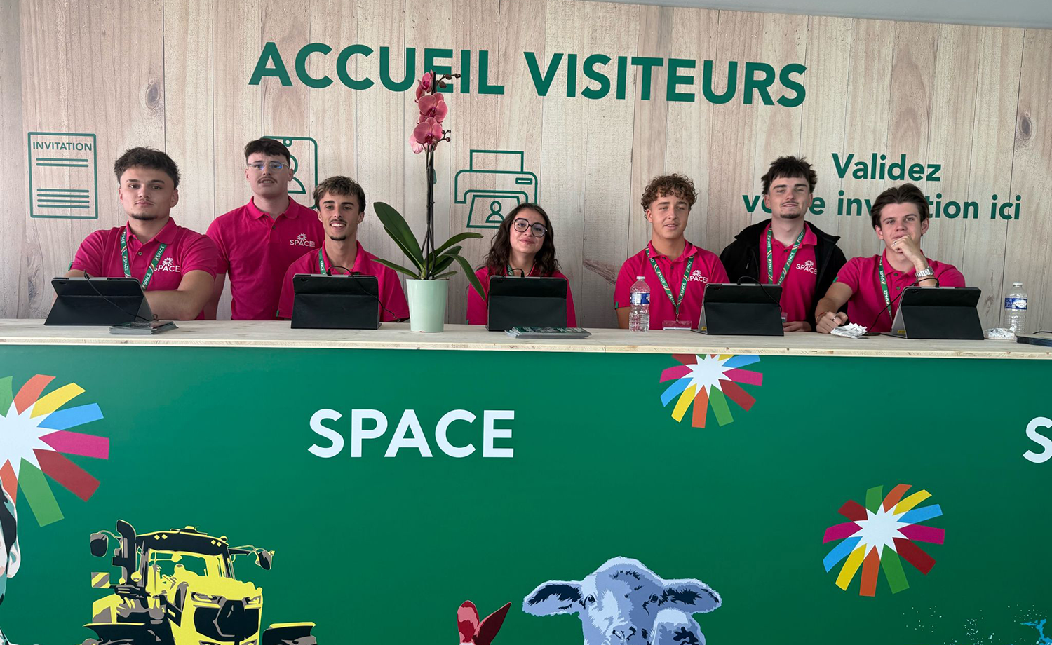Accueil des visiteurs par les étudiants de BTS Management Commercial Opérationnel à Rennes.