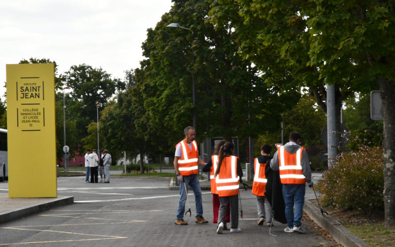 Éco-délégués du Collège Immaculée participant à la World Cleanup Day 2026 à Saint-Grégoire.