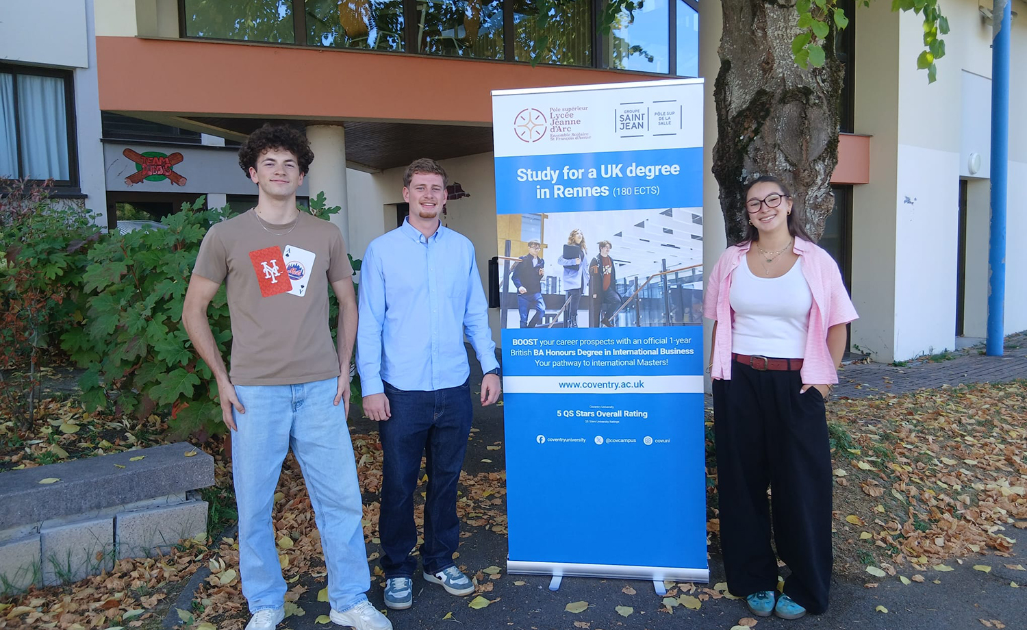 Rafael, Ayla et Simon lors de leur rentrée au BA Honours 2026.