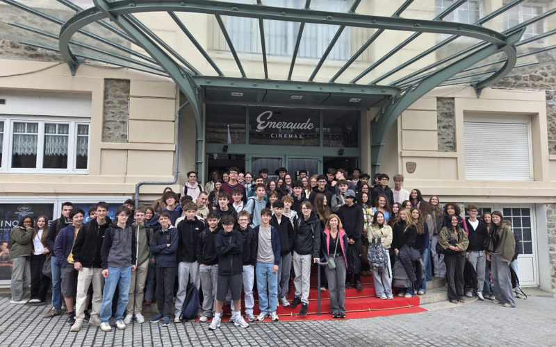 Élèves de Première et Terminale de la section européenne du Lycée Jean-Paul II à Saint-Grégoire lors de leur sortie au Festival du film britannique de Dinard 2026.